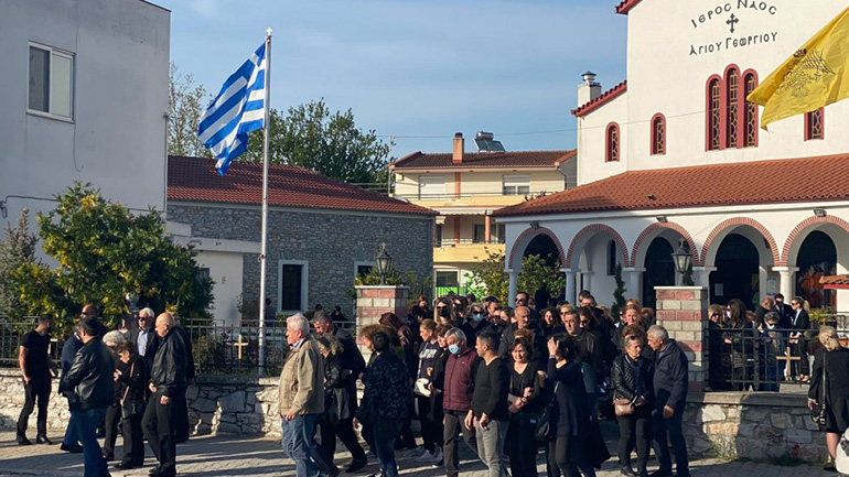 Δολοφονία στην Καβάλα: Aπέραντη θλίψη στην κηδεία της 43χρονης